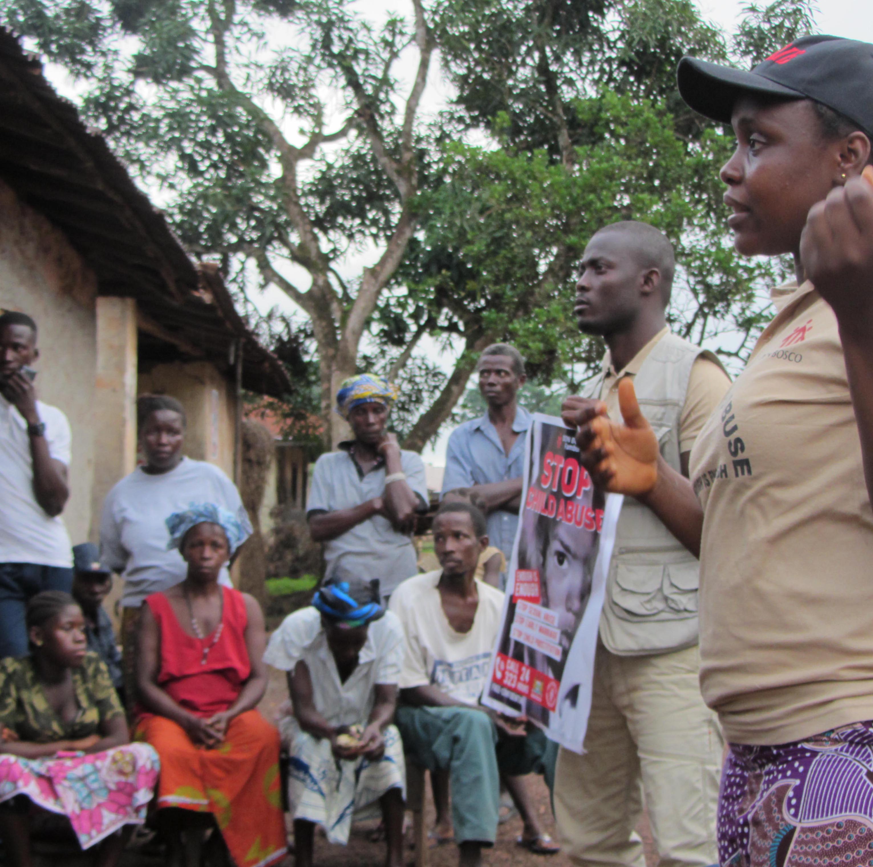 Mitarbeiter*innen von Don Bosco Fambul sensibilisieren Dorfgemeinschaften zu den Folgen von Gewalt gegen Kinder.