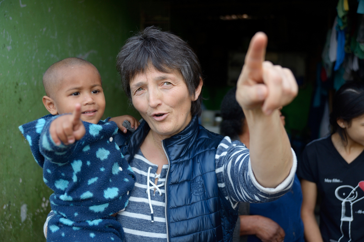 Sozialarbeiterin Sabine Stephan bei einem Hausbesuch am Stadtrand von Leme, wo der kleine Benjamin auf engstem Raum mit seinen Eltern und sieben ‎Geschwistern wohnt. Mit Krisenintervention und Nothilfe setzt sich die Ordensgemeinschaft für die Verbesserung der prekären Lebens-, Hygiene- und ‎Wohnverhältnisse der Familien ein.‎