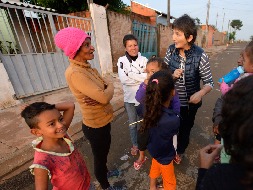 Sabine Stephan ermutigt Mütter und Kinder, die Bildungsangebote   der Ordensgemeinschaft wahrzunehmen.‎