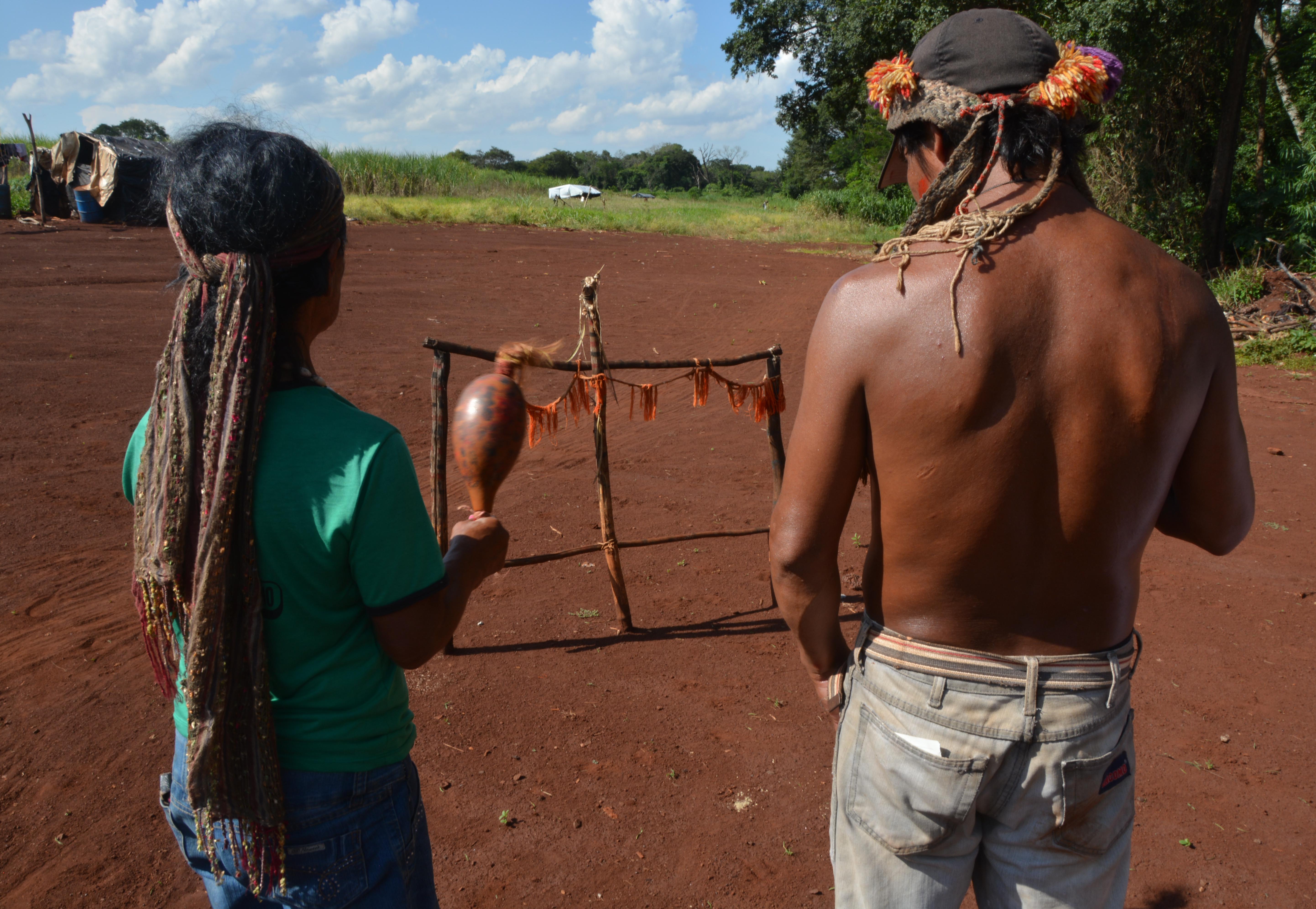 Seit Generationen besiedeln indigene Volksgruppen wie die Guarani und Kaiowá das Land ihrer Vorfahren. Mit Zeremonien versuchen sie, ihr territoriales Erbe ‎zu schützen.‎