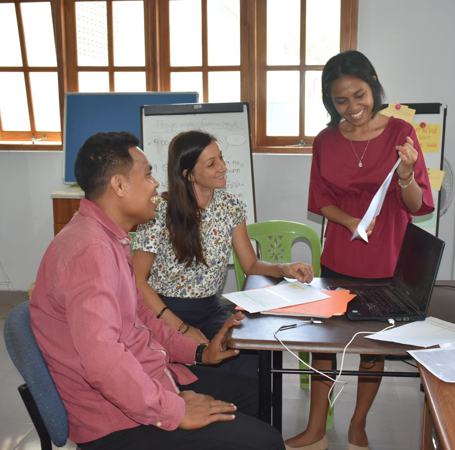 ZFD-Fachkraft Sandra Schweiger (Mitte) ist Mitglied des Friedenspädagogik-Teams, das sich hier trifft.