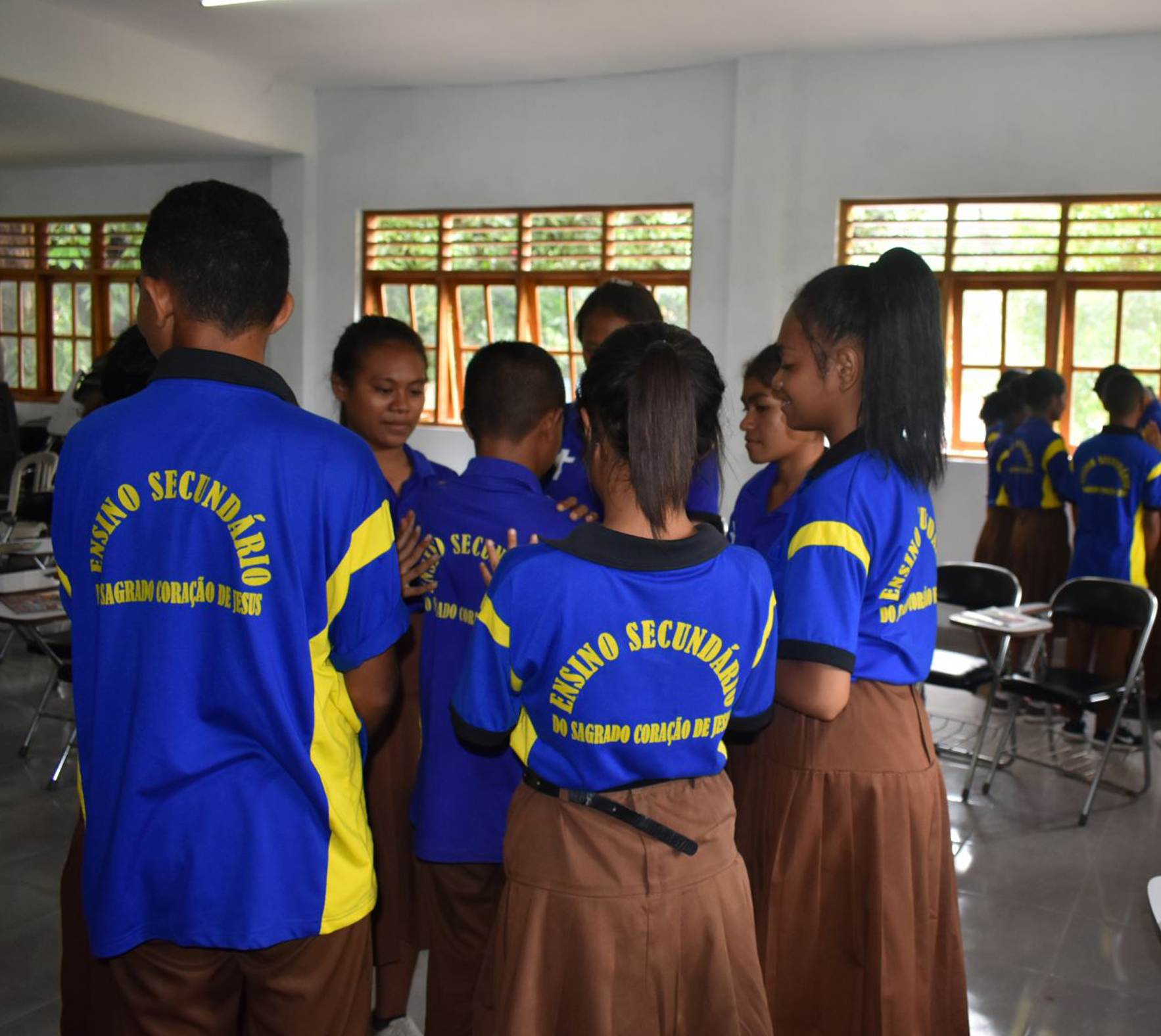 Schüler*innen bei Gruppenübungen im Klassenzimmer.