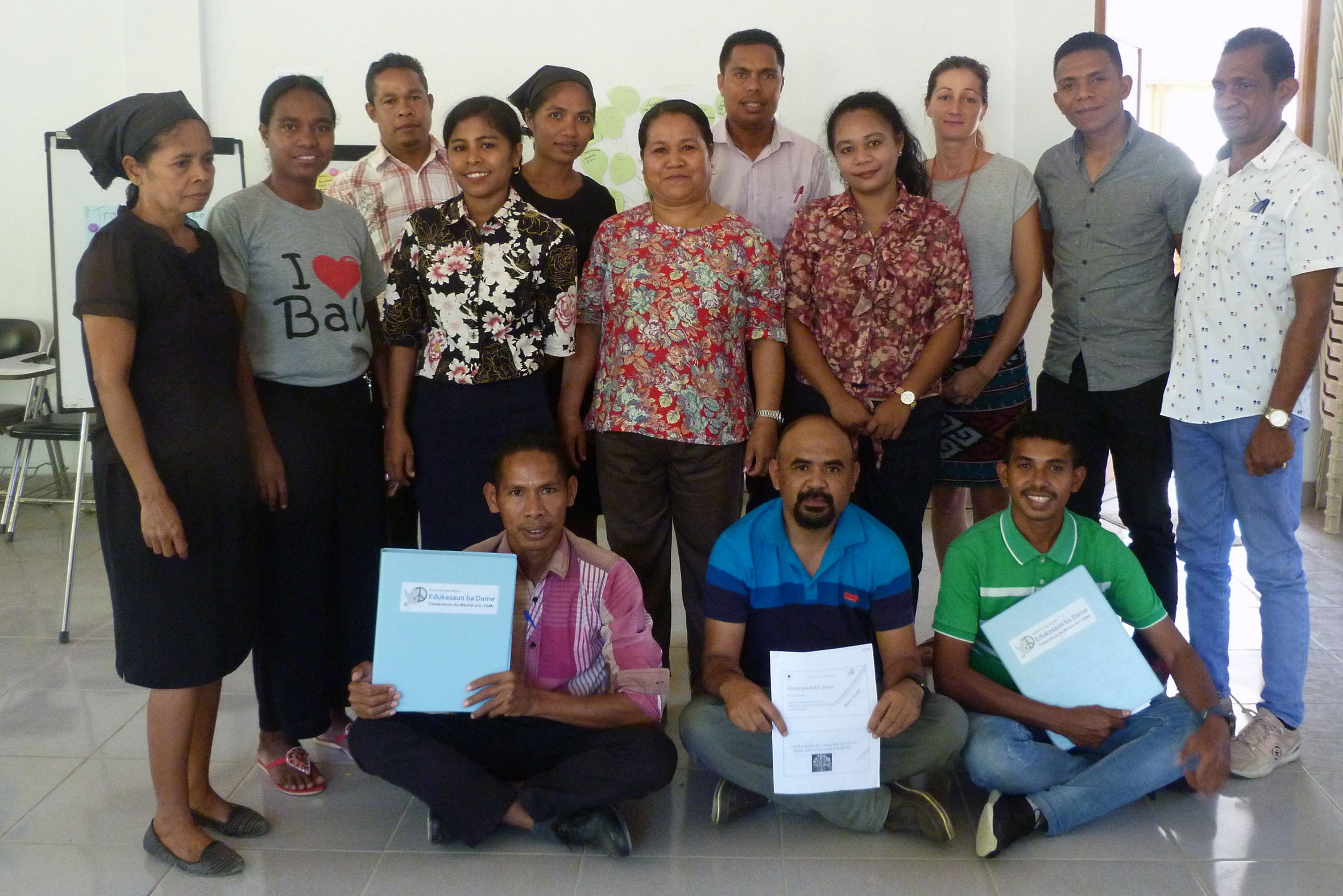 Schulung der Fachkräfte in gewaltfreier Kommunikation und in partizipativen Unterrichtsmethoden.