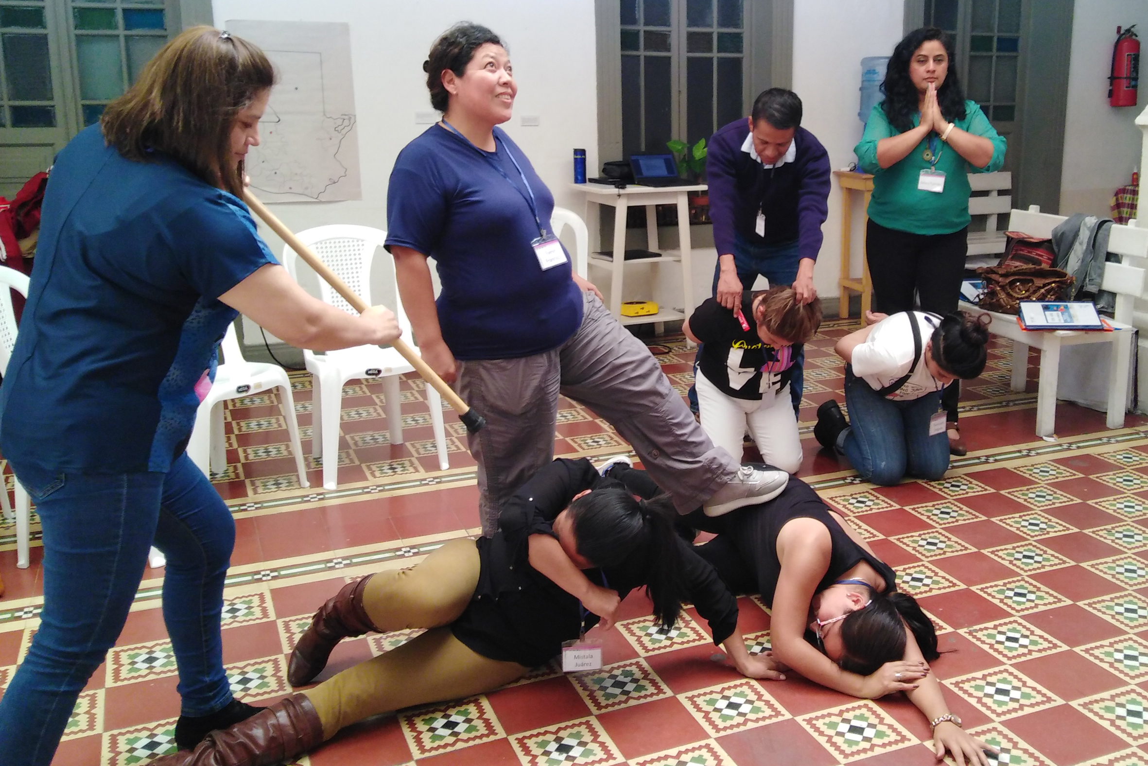 Rollenspiel während einer Fortbildung, um die Lebensrealität unterdrückter Gruppen besser zu verstehen.