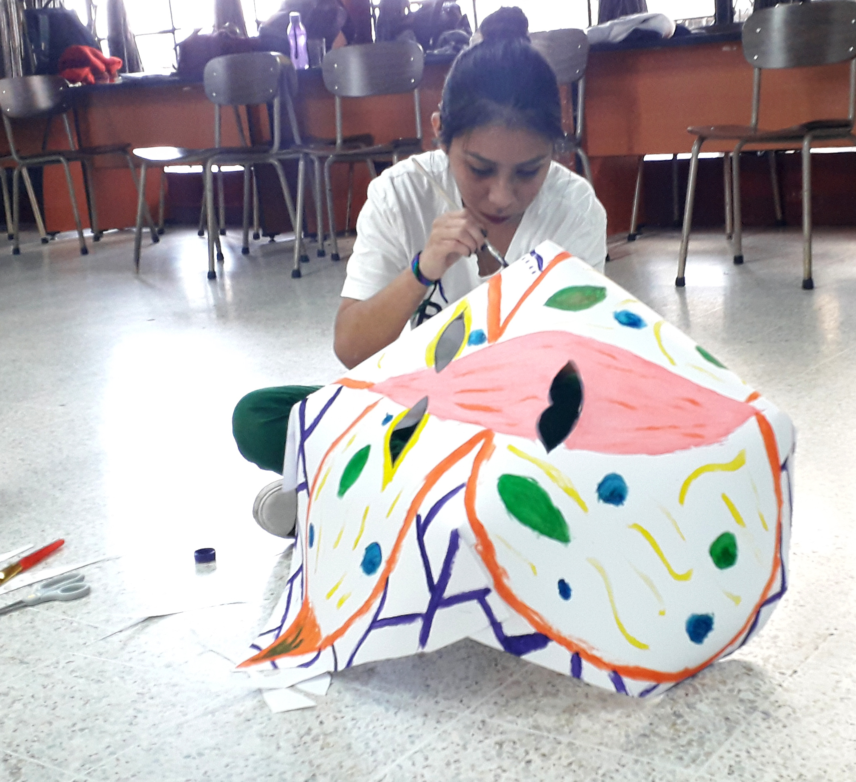 Maskenbau einer jugendlichen Ausstellungsbegleiterin, die sich mit ihrer eigenen Identität befasst.