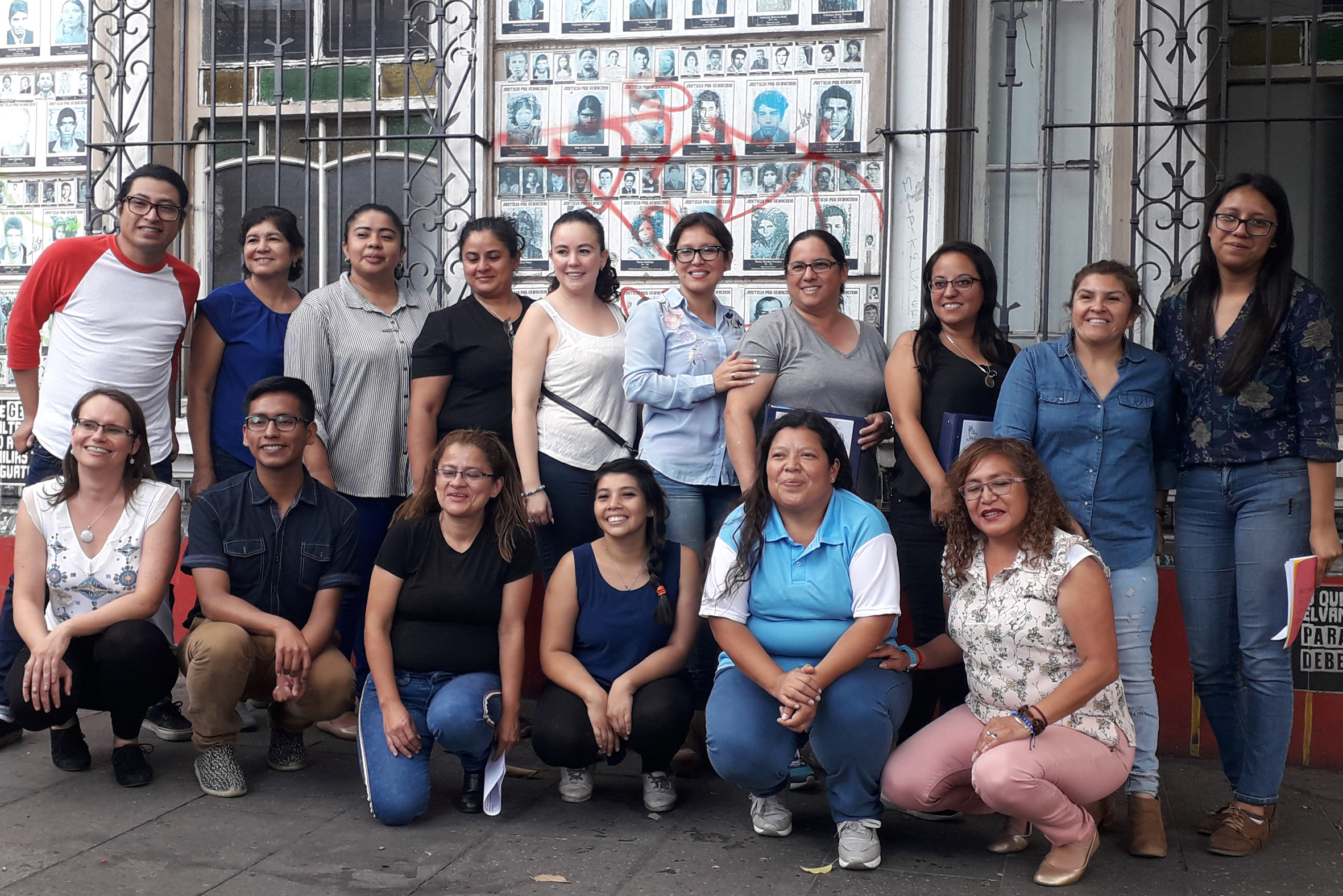 Gruppenfoto einer Lehrer*innenfortbildung mit ZFD-Fachkraft Karolin Loch ( vordere Reihe links)