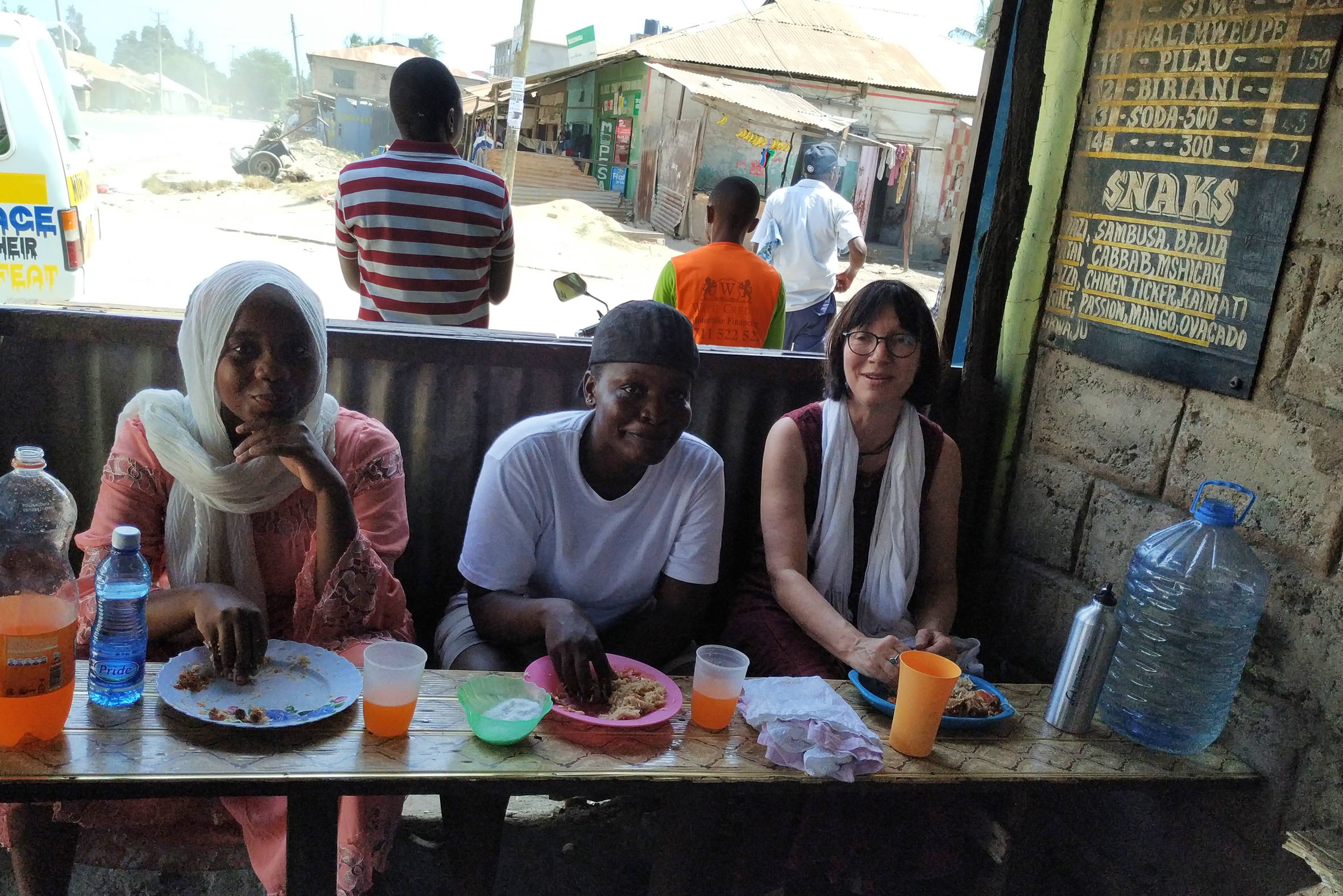 Mittagessen im Imbiss in Warda Zighes Wohnort Mombasa.