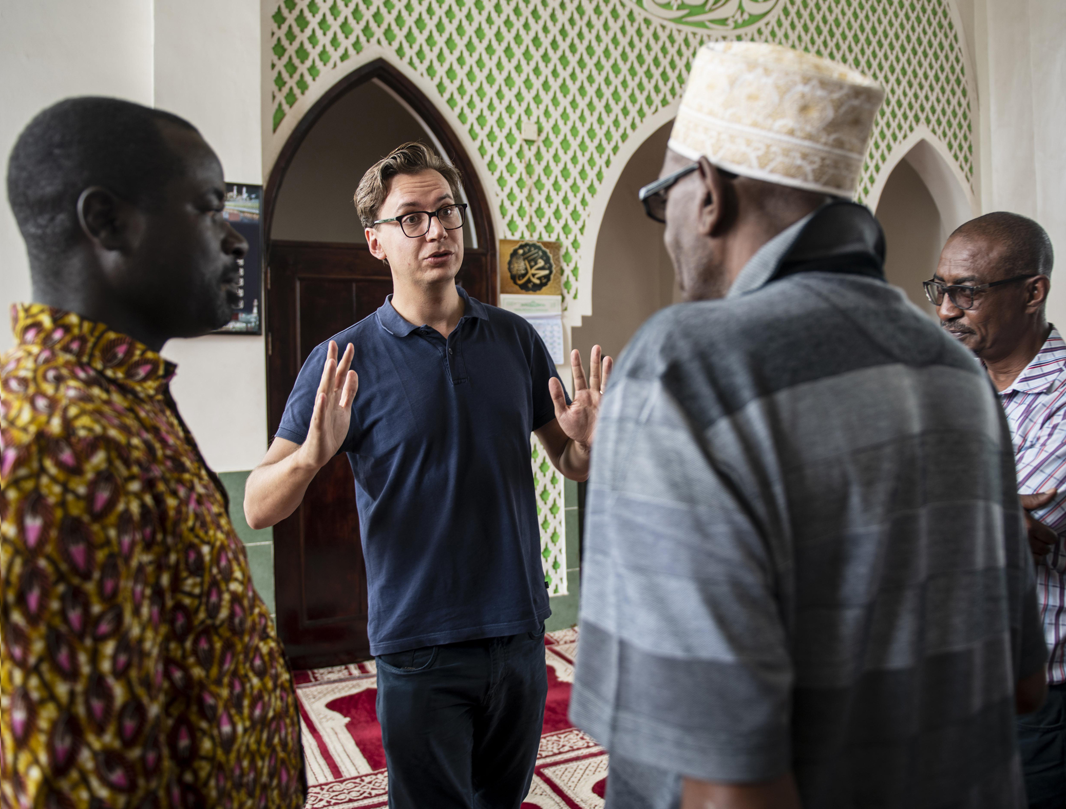 Austausch im Gebetsraum der Moschee über Rituale und Bräuche der verschiedenen Religionsgemeinschaften 