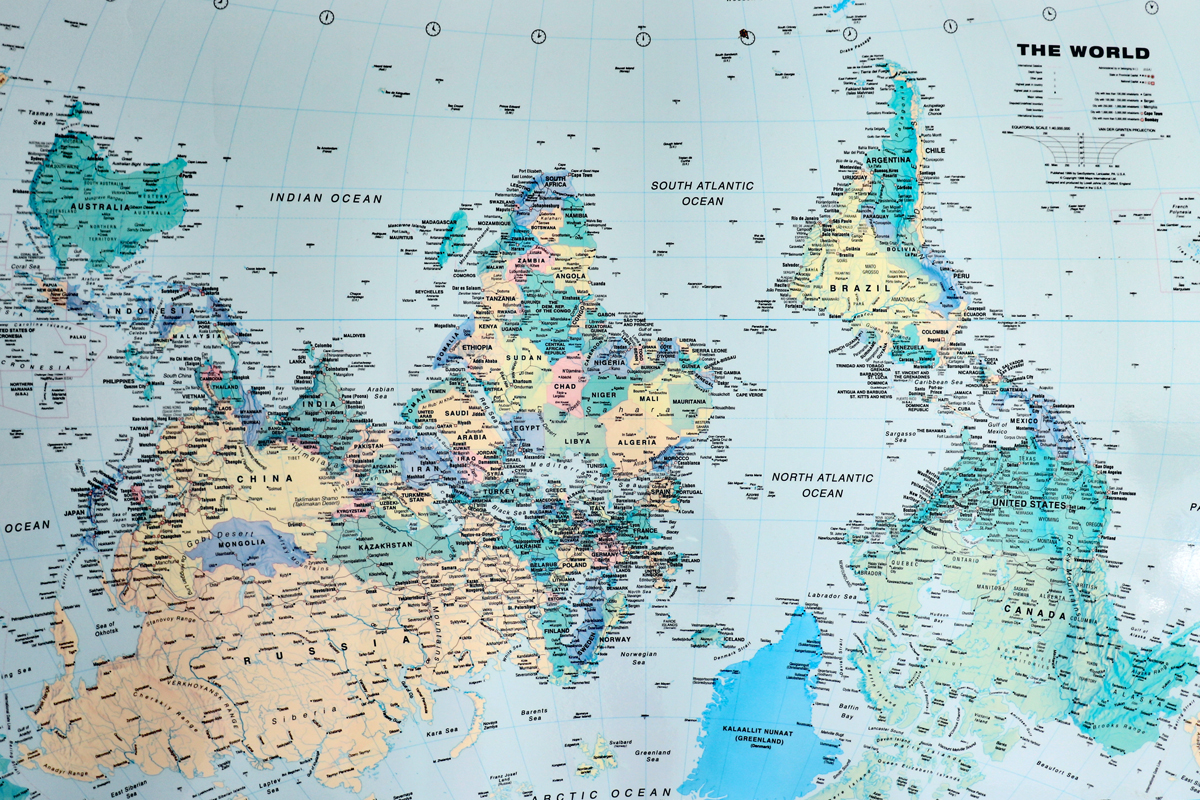 Die studierte Ethnologin schätzt es, unkonventionelle Perspektiven einzunehmen. Auf der Weltkarte mit dem Süden oben muss man manchmal nach einem bekannten Ort suchen.