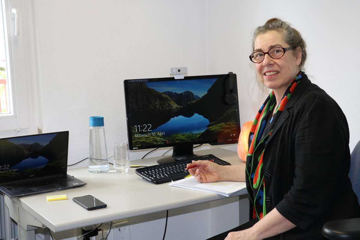 Susanne Thiele erzählt: "Ich stamme noch aus einer Zeit, in der man Briefe versendet hat, die haben oft länger als vier Wochen bis zu den Adressat*innen gebraucht. Jetzt bin ich es gewohnt, dass die Kommunikation quer über die Erde in Minutenschnelle stattfindet."