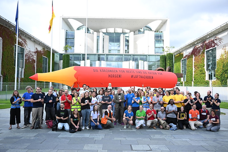 In einem gemeinsamen Appell fordern insgesamt 32 deutsche Nichtregierungsorganisationen, darunter auch AGIAMONDO, die Rücknahme der Kürzungen für Entwicklungszusammenarbeit und humanitäre Hilfe