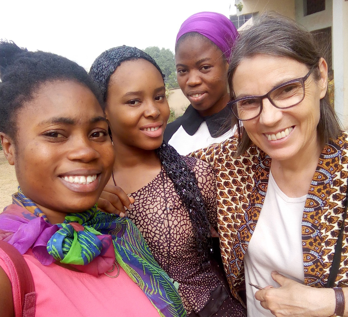 Schülerinnen mit Christiane Heinsdorff während eines Wochenend-Seminars