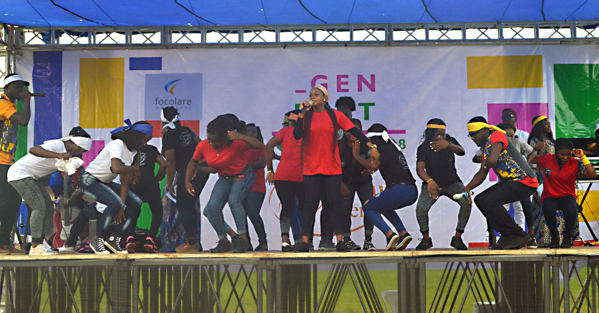 Bei der Tanzveranstaltung “beyond all borders” der Fokolarbewegung trafen sich Jugendliche aus ganz Nigeria in Abuja.