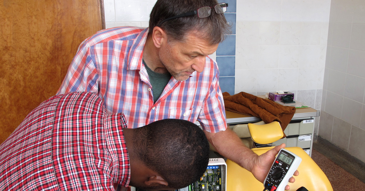 Frank Weithöner und sein tansanischer Kollege testen ein Gerät, bevor sie es zurück in den Operationssaal bringen.