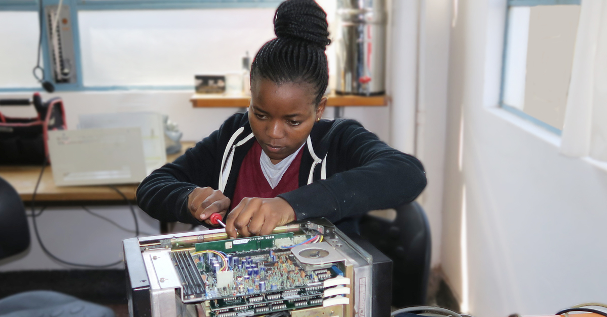 Diana Tairo ist eine von zwei Elektrotechniker*innen, die sich bei Frank Weithöner zu Reparaturtechniker*innen  weiterbilden. 