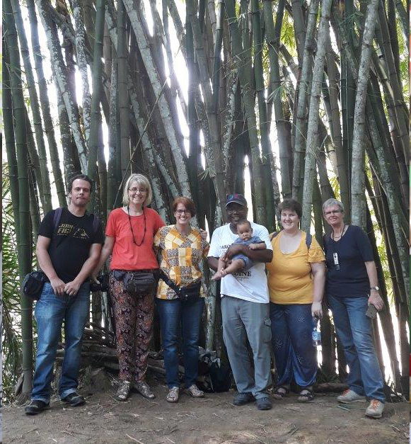 Fachkräfte mit Angehörigen beim Ausflug in den Park Lol y Bonobo