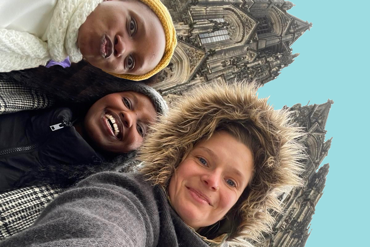 Frauen vor dem Kölner Dom