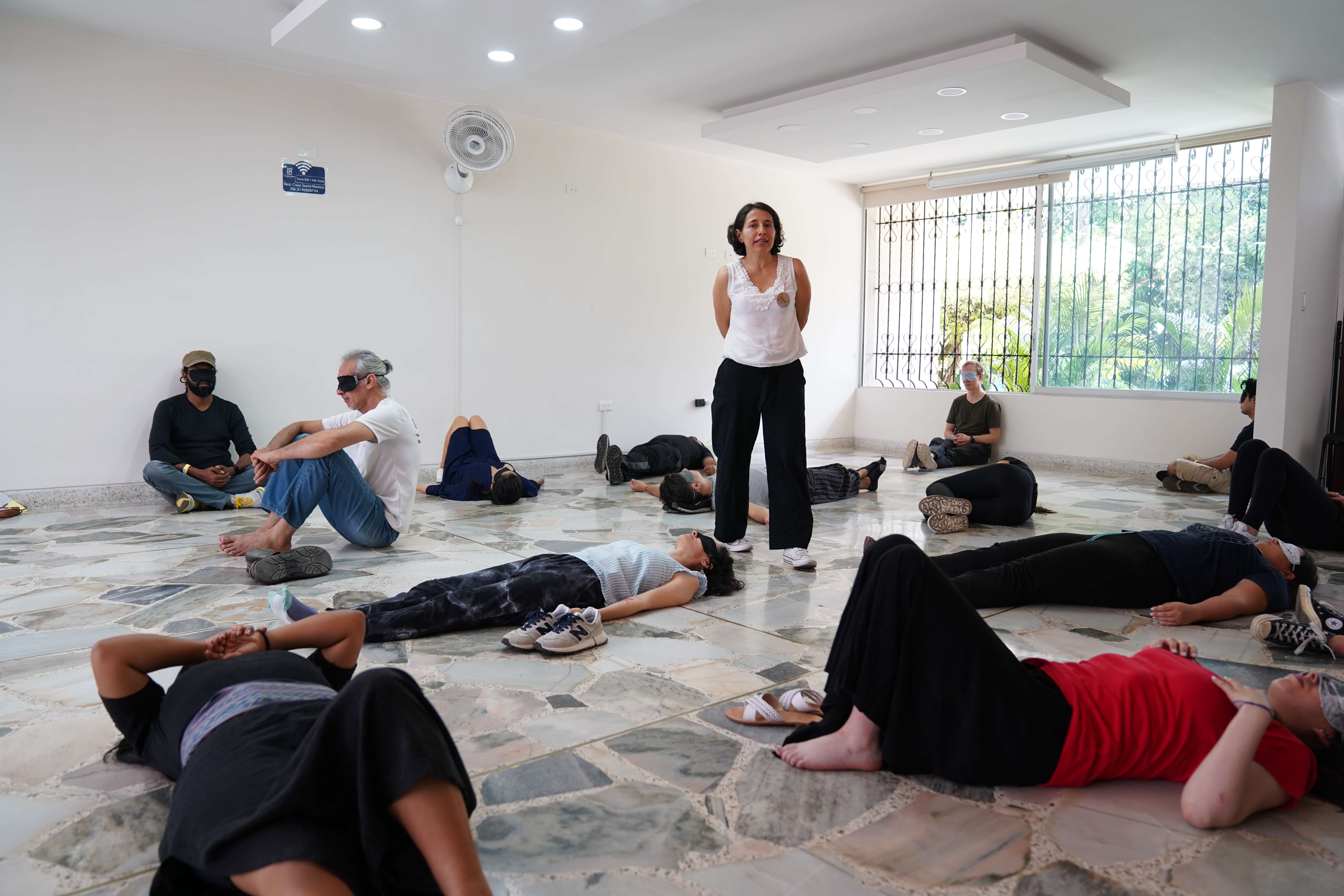 Vor der Aufnahme der Podcasts stehen Entspannungsübungen für die Stimme an auf dem Programm.