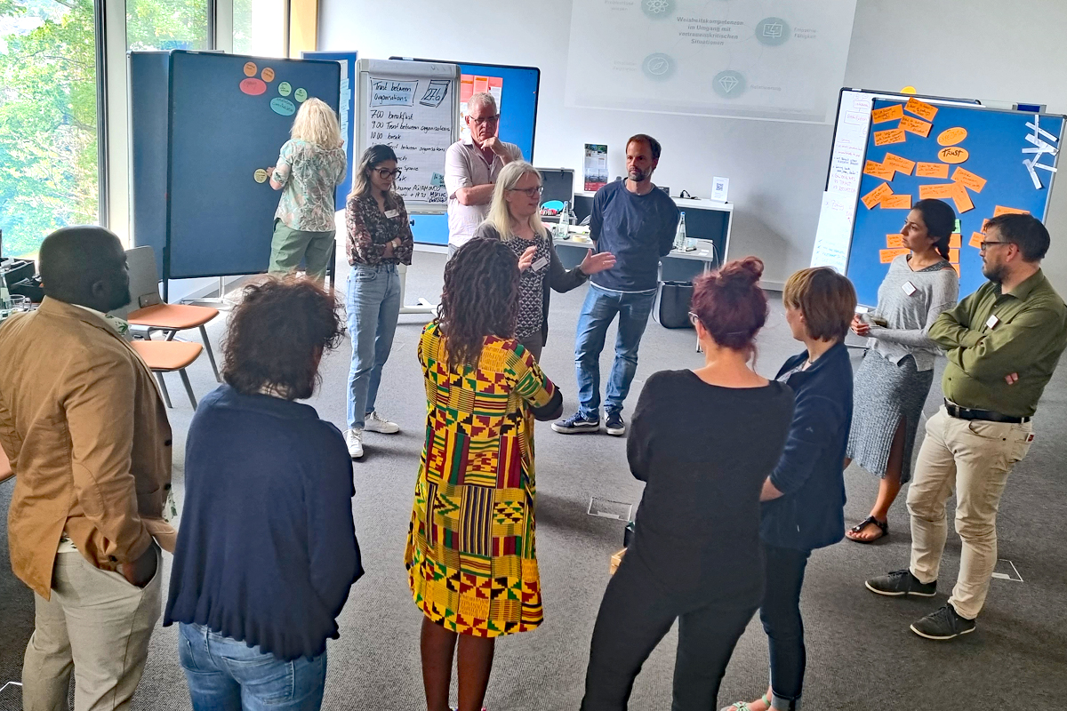 Austausch der Teilnehmer*innen zu einem Workshop im Rahmen der Sommertagung.