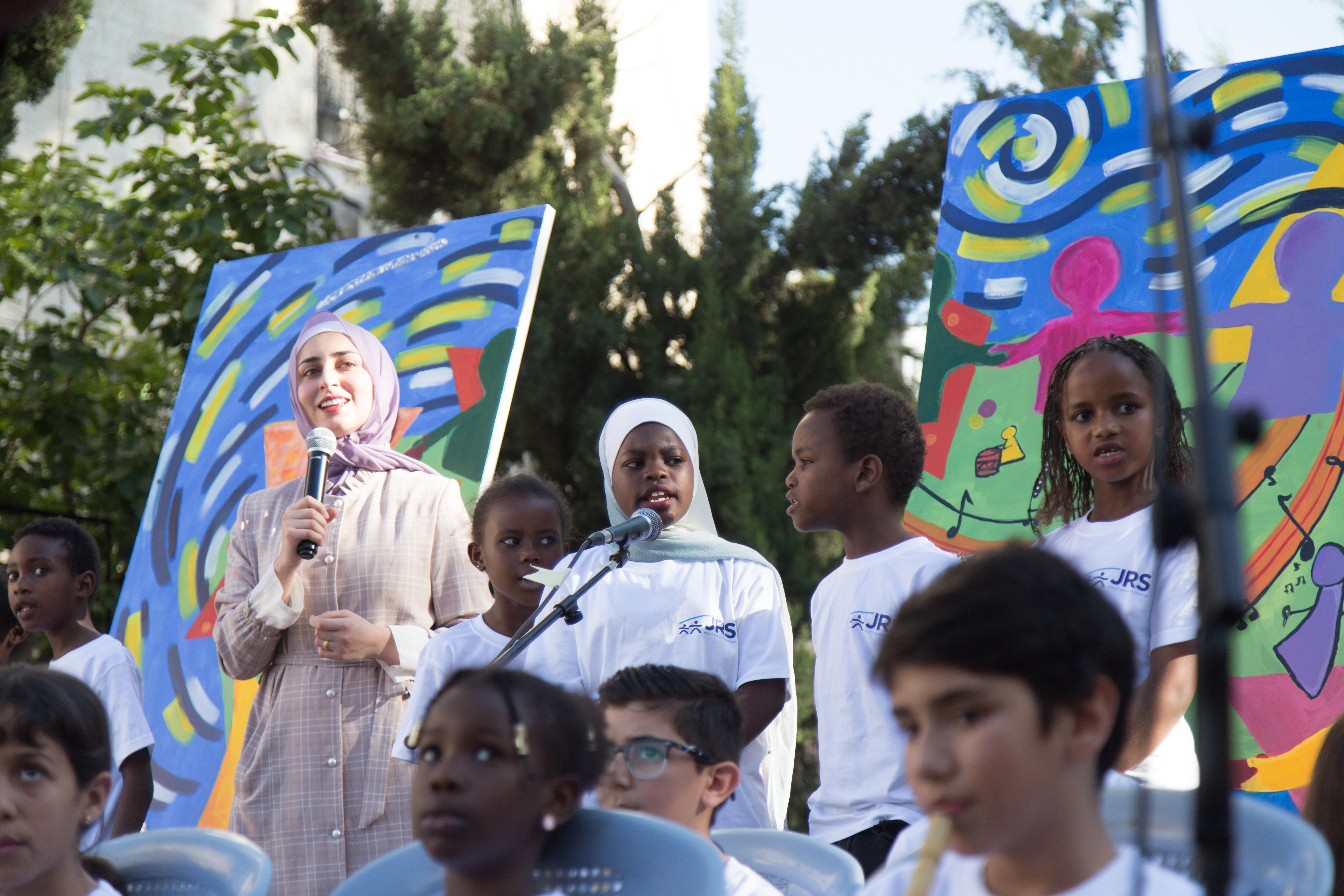 BU: Auf einem Begegnungsfest des JRS präsentieren Kinder und Jugendliche aus den Musikprogrammen für Geflüchtete, was sie in den vergangenen Wochen gelernt und eingeübt haben.