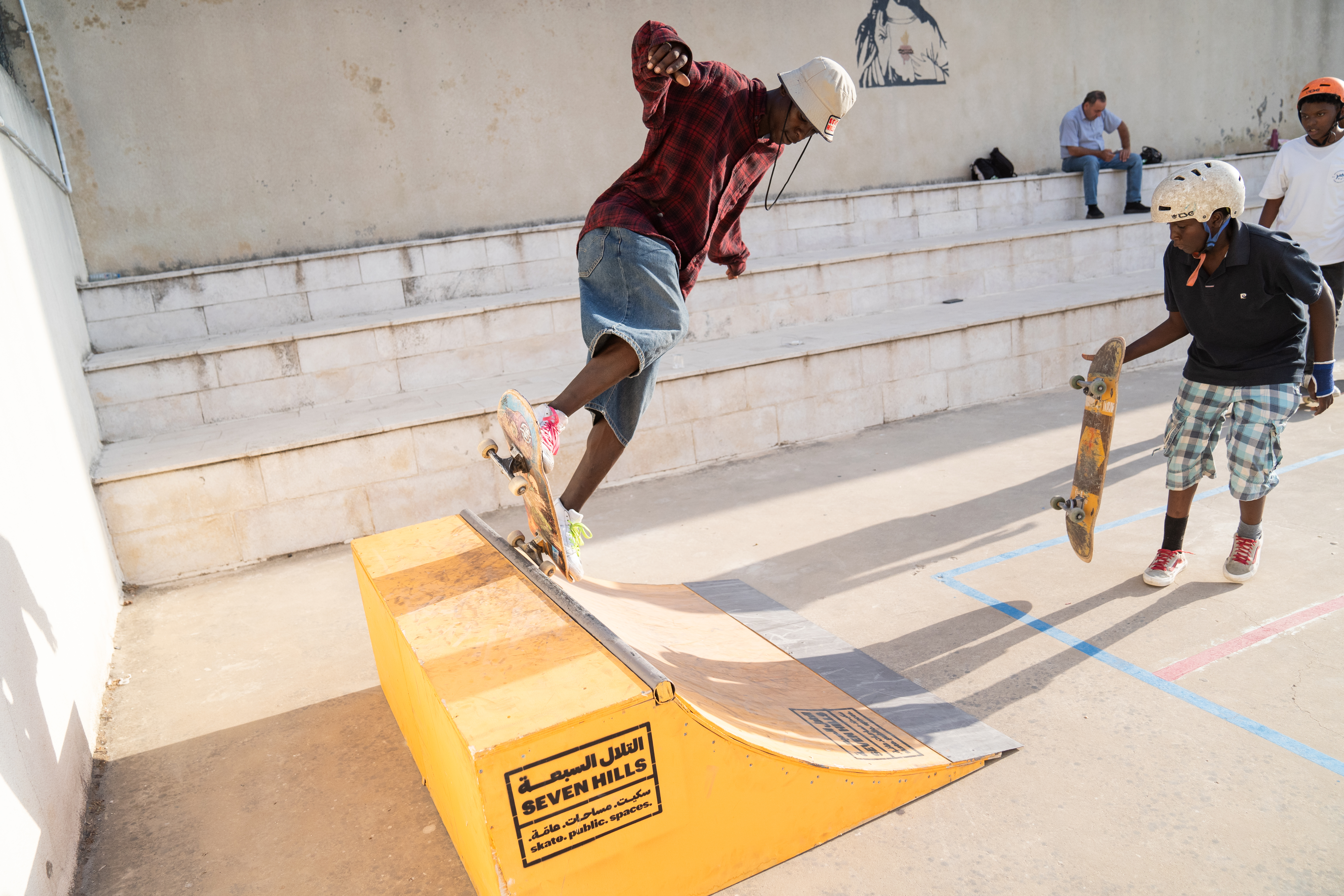 Beim Skaten verbinden jugendliche Geflüchtete Spaß und Bewegung – eine willkommene Abwechslung zu den Herausforderungen des Alltags fern der Heimat.