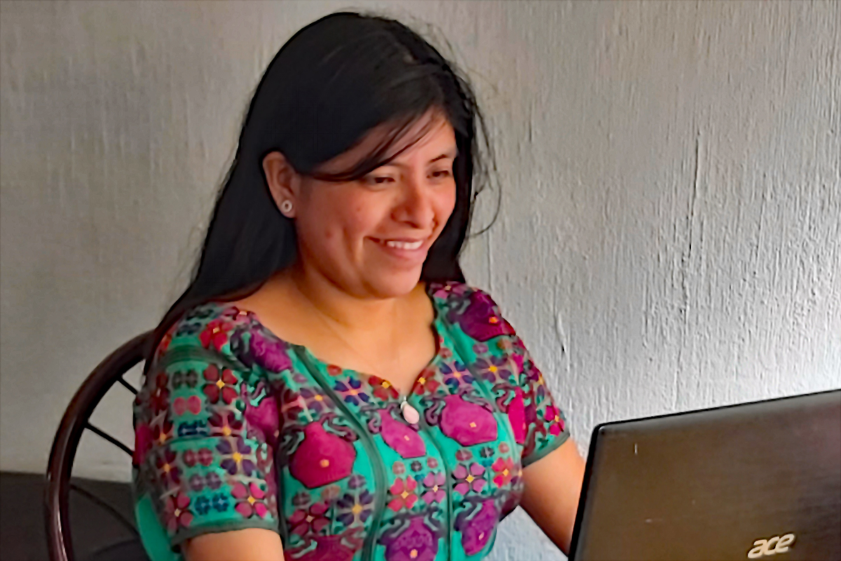 Sozialarbeiterin Verónica Pérez koordiniert die Arbeit mit Jugendlichen und führt Seminare durch.