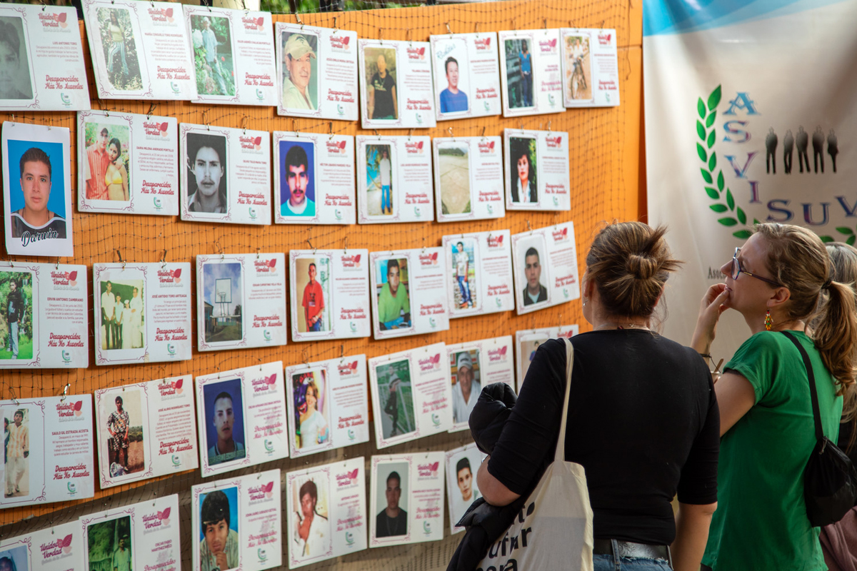 Im Museum in Ipiales präsentieren Mütter von Verschwundenen eine bewegende Ausstellung mit Fotos und Namen ihrer vermissten Angehörigen. Jedes Bild wird von einer persönlichen Anmerkung begleitet, die eine besondere Erinnerung an die verschwundene Person festhält - ein eindrucksvolles Zeugnis gegen das Vergessen.