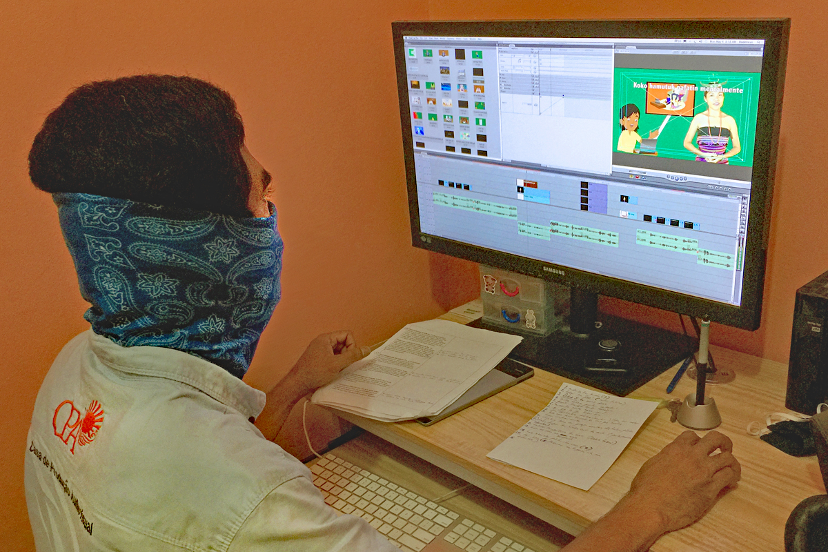 CPA-Mitarbeiter Armando Barros bearbeitet Videos