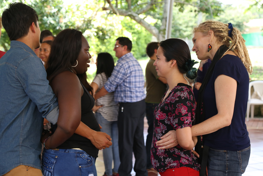 Ulrike Hemmerling mit Kolleg*innen bei einer Übung bei einem Fachkräftetreffen