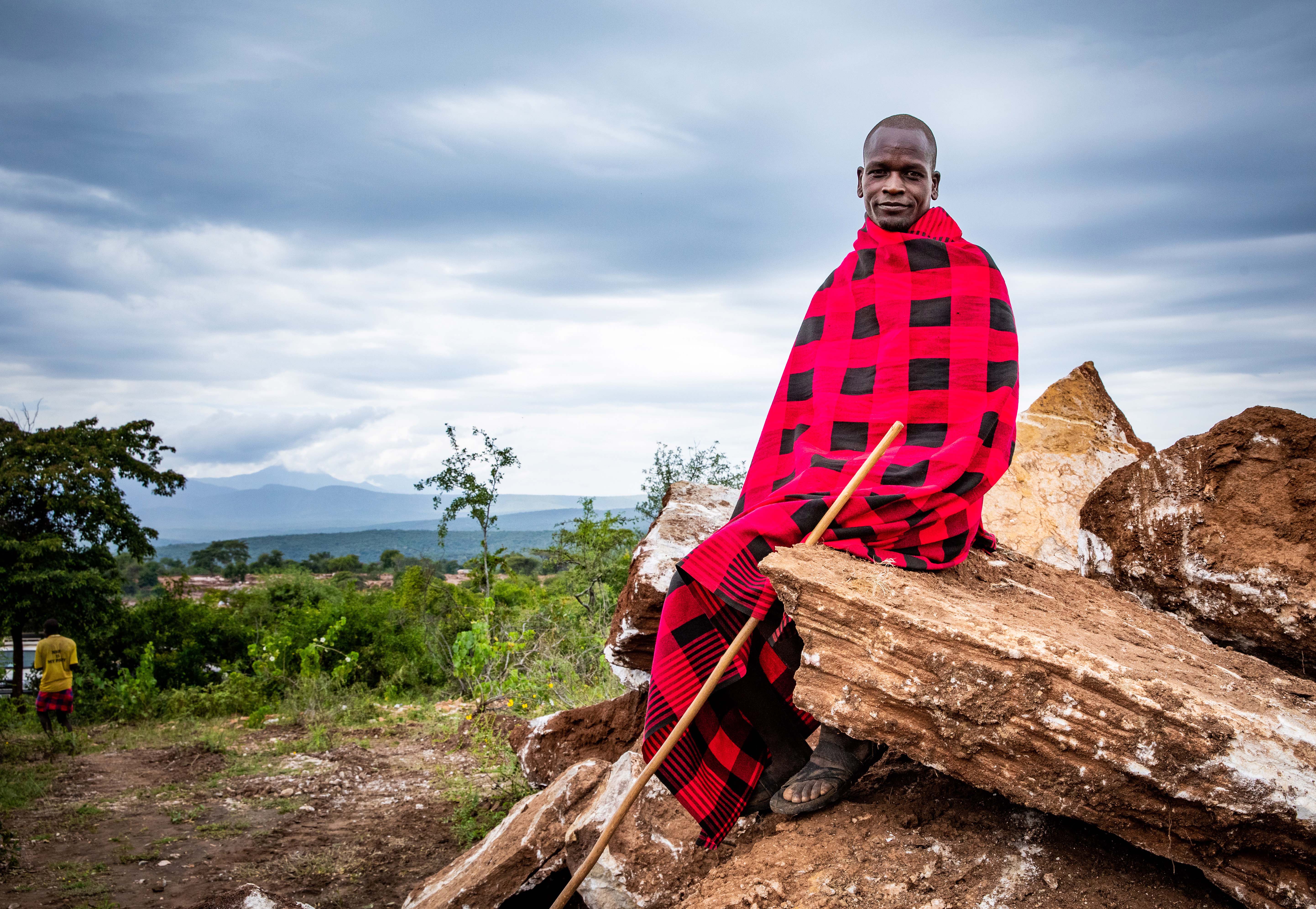 Um an den wertvollen Kalkstein zu gelangen, werden immer mehr Weidegebiete in Steinbrüche umgewandelt. Karimojong, die von der Viehhaltung leben, werden dadurch erheblich eingeschränkt.
