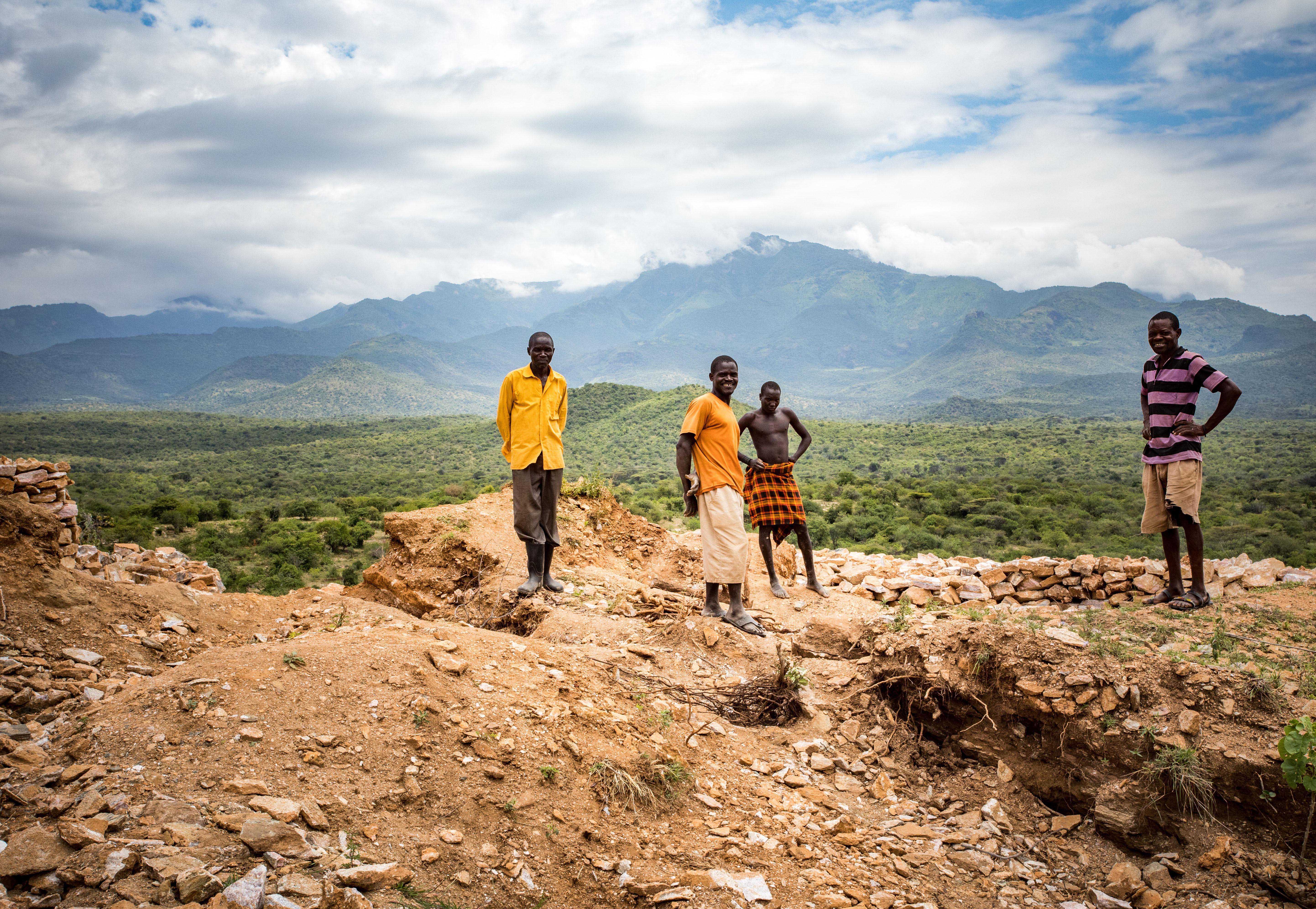 Im Bergbaugebiet Kosiroi unweit des Mount Moroto arbeiten viele Menschen unter schwersten Bedingungen in den Steinbrüchen, um sich ihr ‎Überleben zu sichern. ‎