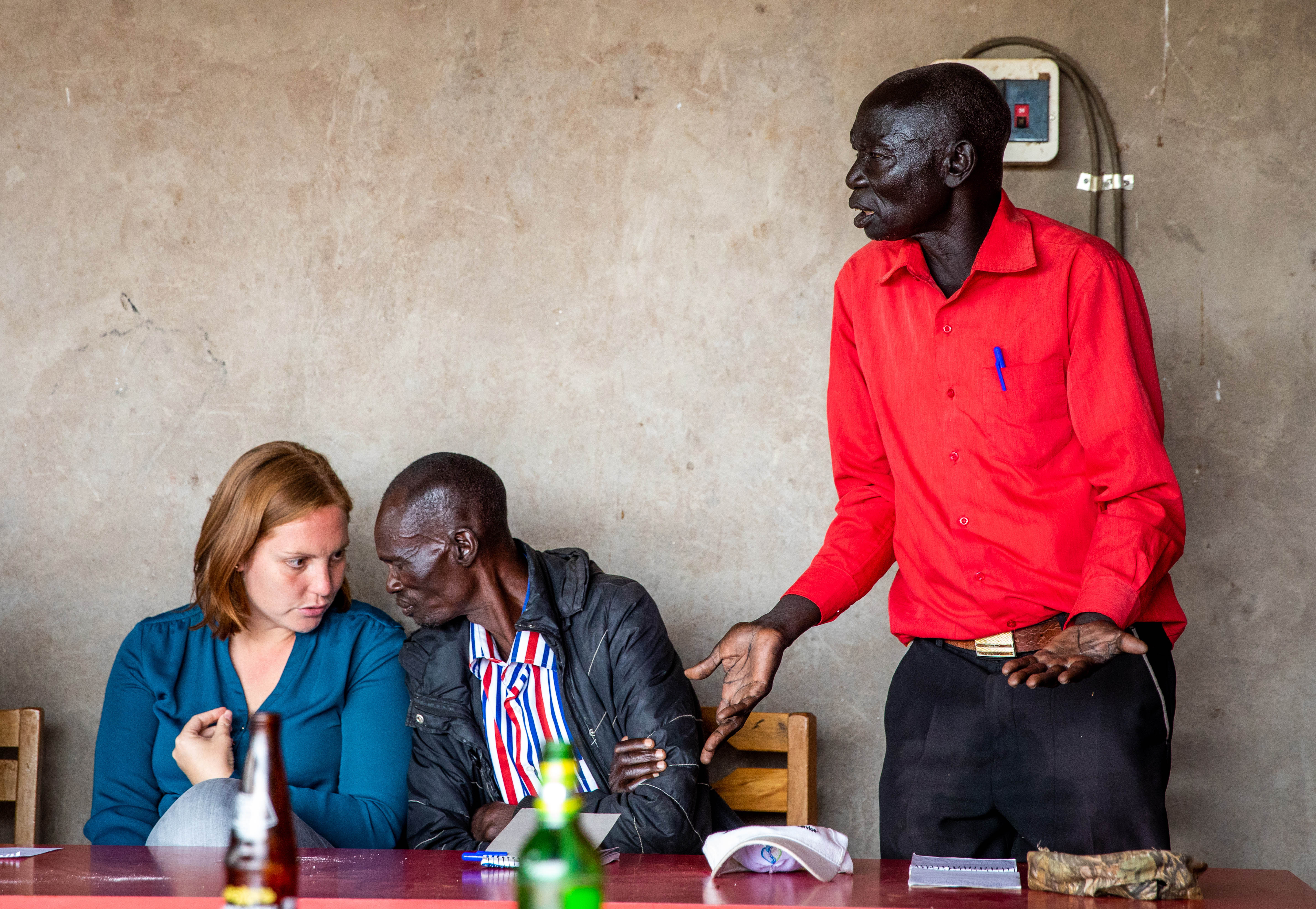 Während eines Treffens berichtet Kalisto (rechts) Patricia Henning (links) und anderen Kolleg*innen von seinen Erfahrungen, die er mit ‎Landkonflikten in Loyoro gemacht hat.‎