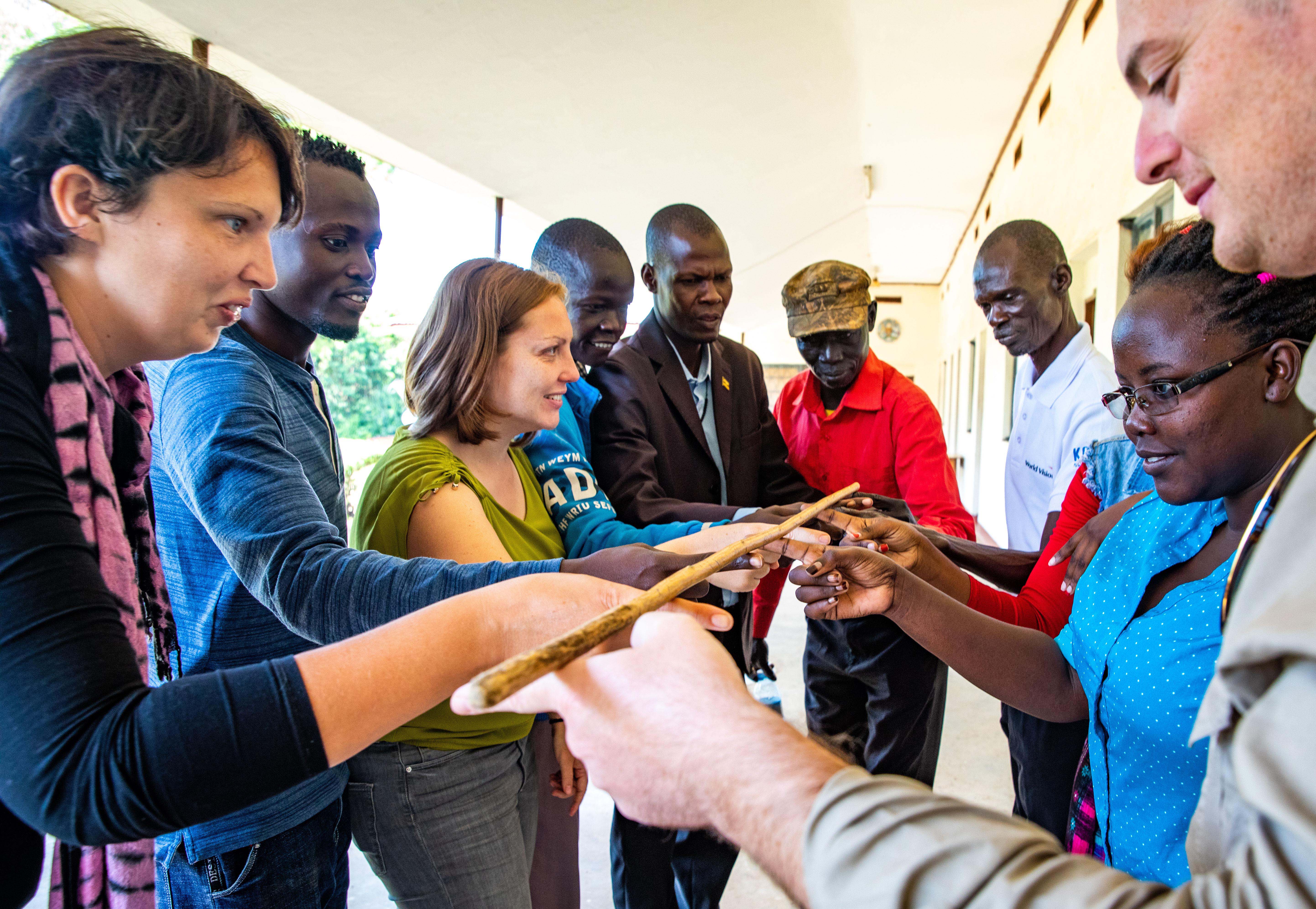 Auf regelmäßigen Austauschtreffen, wie hier in Moroto, begegnen sich AGIAMONDO-Friedensfachkräfte und ihre lokalen Kolleg*innen auch ‎mal abseits des vollen Arbeitsalltags.