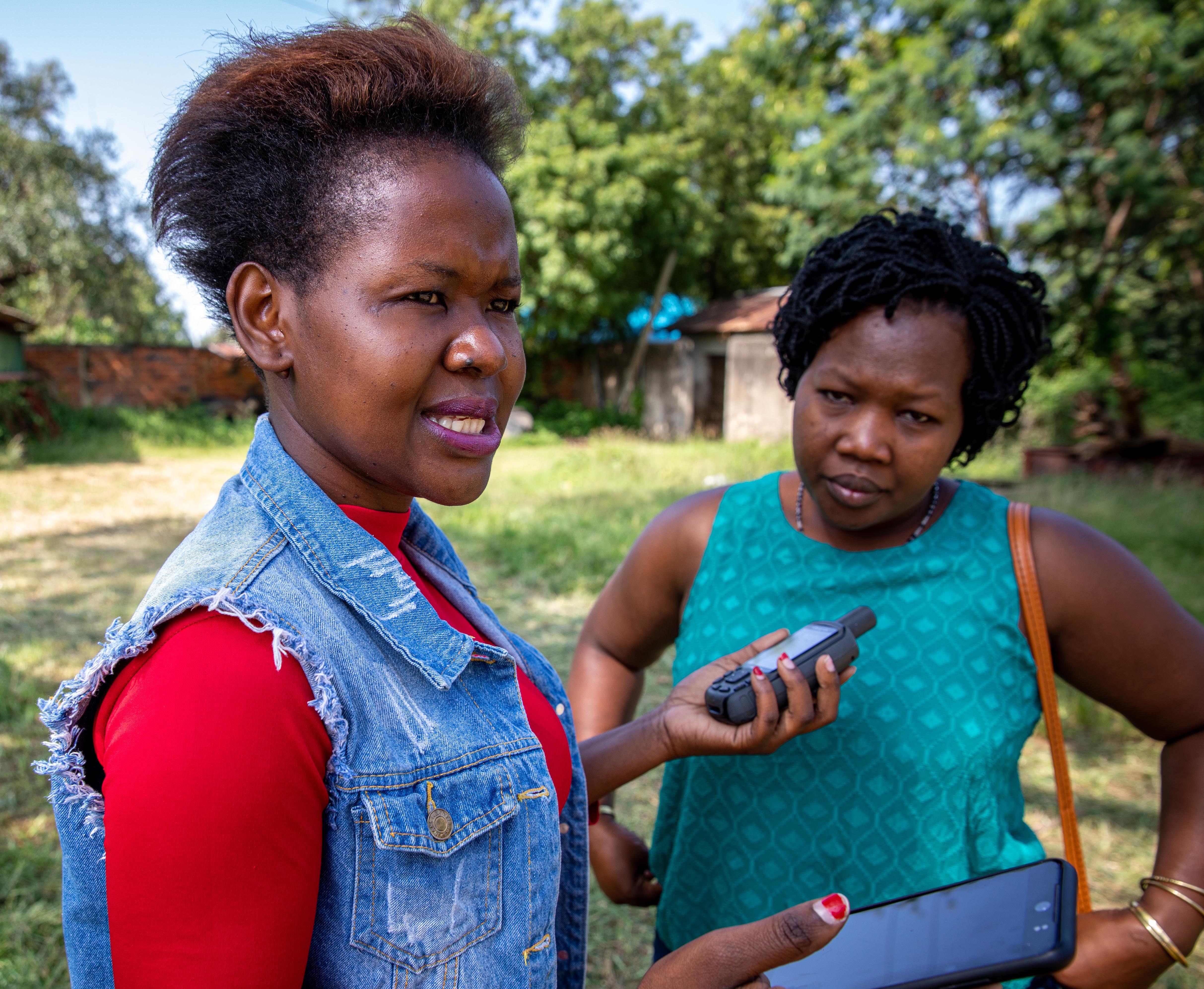 Fiona Abbo und ihre Kollegin Paska Kerisa aus der Diözese Moroto nehmen mithilfe von GPS-Geräten ‎und Mobiltelefonen Landvermessungen vor.‎