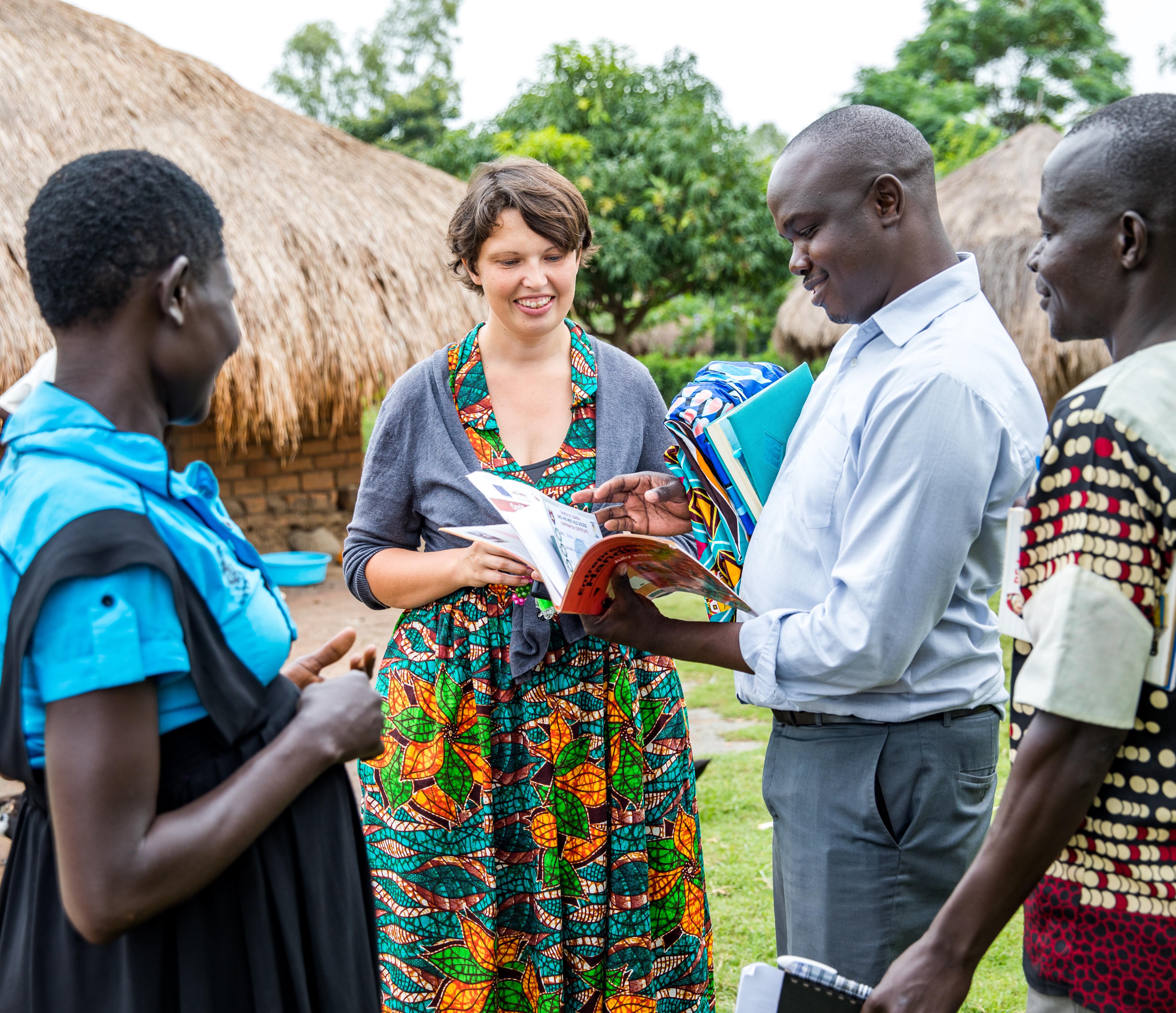 Irene Mukasa-Erben besucht zusammen mit Kolleg*innen von Advance Afrika und der ‎ugandischen Gefängnisbehörde ehemalige Gefangene.