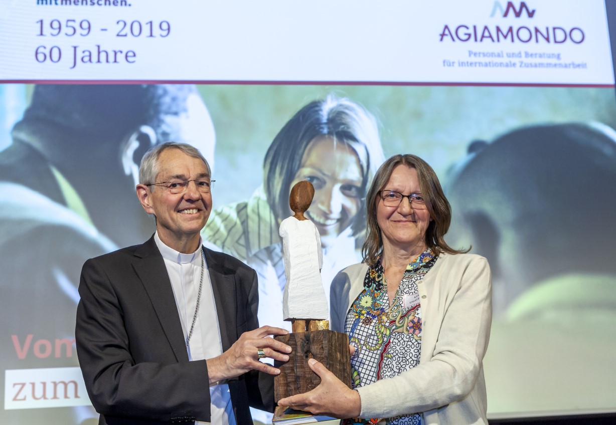 Übergabe des AGIAMONDO-Engagement-Preises an Maria Oberhofer