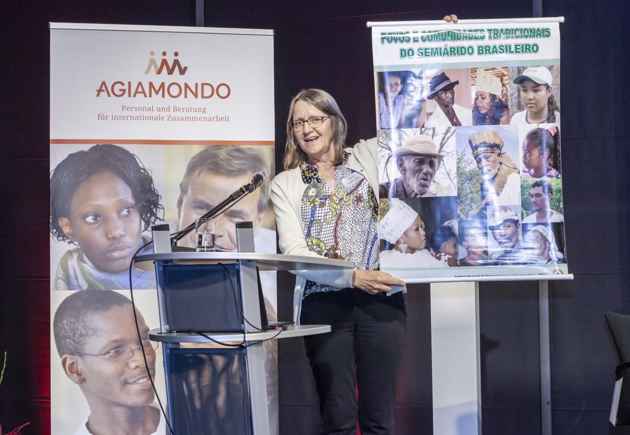 Fachkraft Maria Oberhofer bei Ihrer Dankesrede zum AGIAMONDO Engagement-Preis