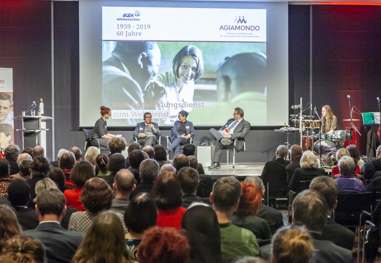 „Vom Weltdienst zum Entwicklungdienst“: Michael Detscher (AGIAMONDO) im Gespräch mit ‎den Süd-Nord-Fachkräften Dr. Jaime Díaz (Kolumbien) und Stella Matutina (Philippinen)‎