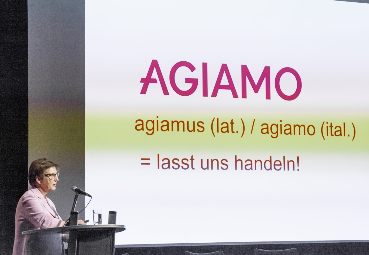 ‎AGEH wird zu AGIAMONDO: Geschäftsführerin Dr. Claudia Lücking-Michel erläutert die ‎Bedeutung des neuen Namens