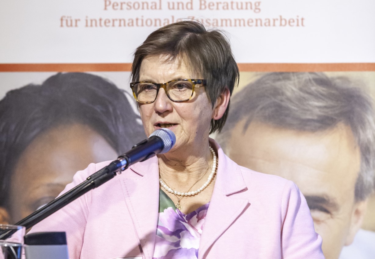 „Die Vorstellung der nachholenden Entwicklung ist überholt. Nicht mehr wir helfen anderen, sondern wir lernen gemeinsam“, so Claudia Lücking-Michel zum Namen AGIAMONDO.