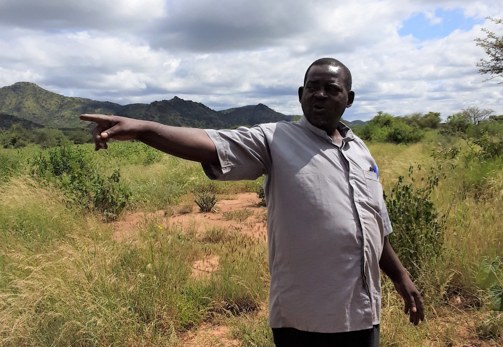 Father Victor Mwekwasize und das Cross-Border Peace-Team der Diözese Lodwar besichtigen ‎das Land für das geplante Friedensdorf.‎