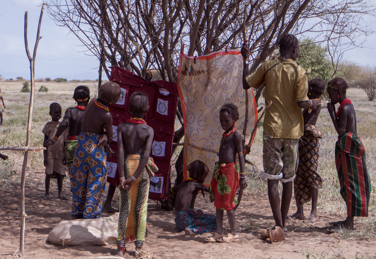 Mobile Schule unter einem Baum