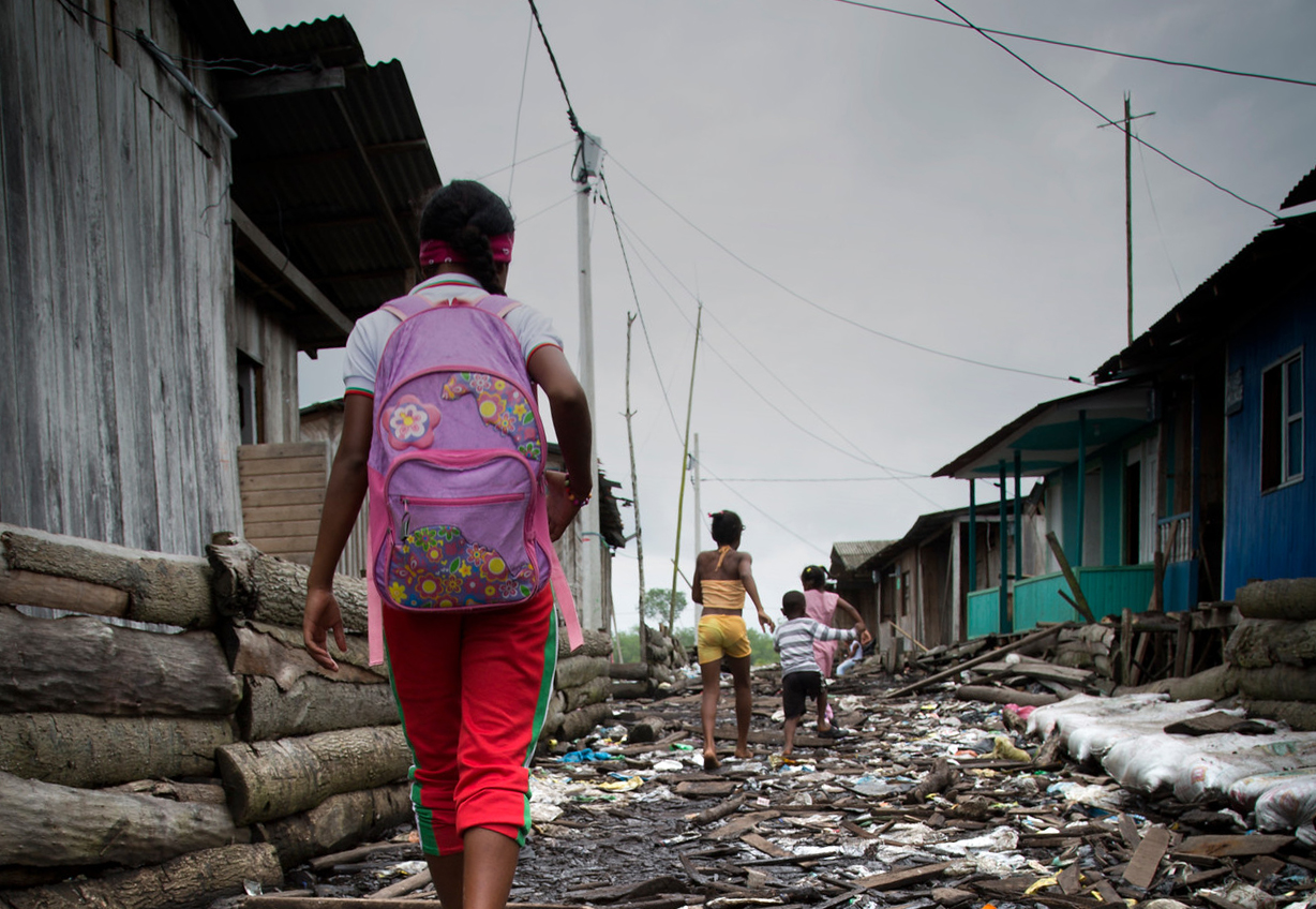 Kinder, unterwegs in ihrem Wohngebiet