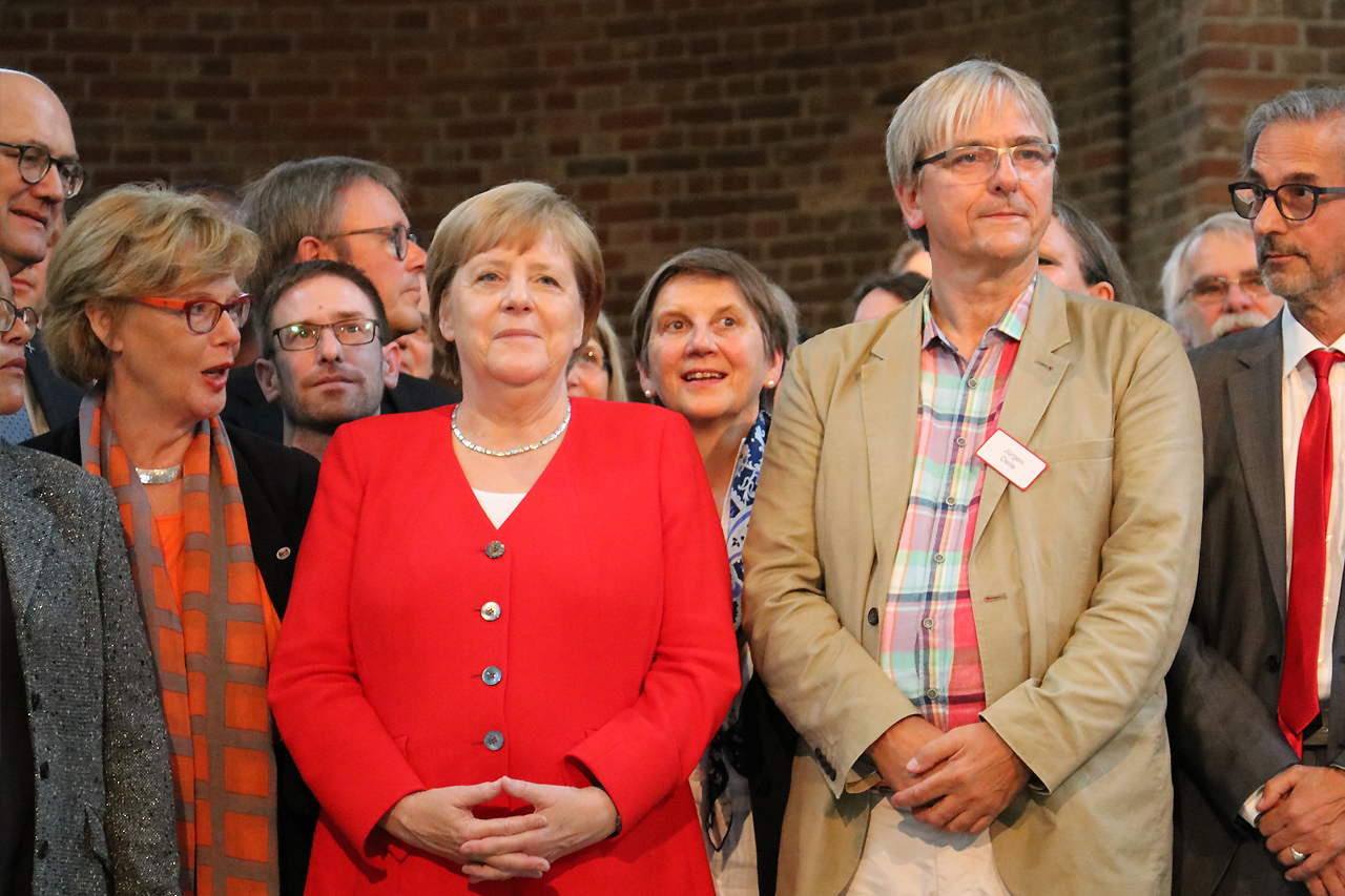 Angela Merkel beim Gruppenfoto mit AGEH-Geschäftsführerin Dr. Claudia Lücking-Michel.