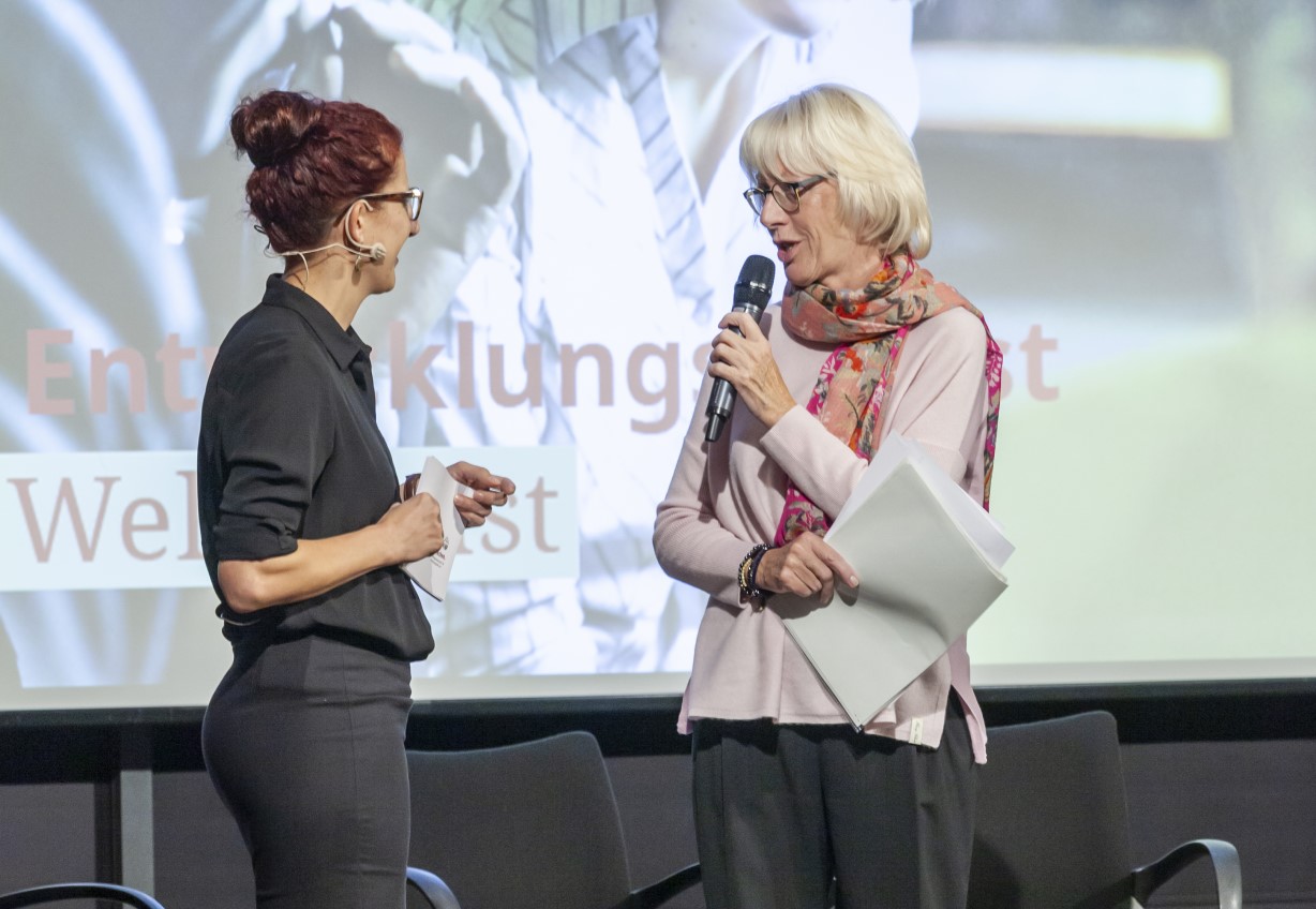 Die Kölner Bürgermeisterin Elfi Scho-Antwerpes (rechts) im Gespräch mit Moderatorin Dr. ‎Friederike Repnik (AGIAMONDO)‎