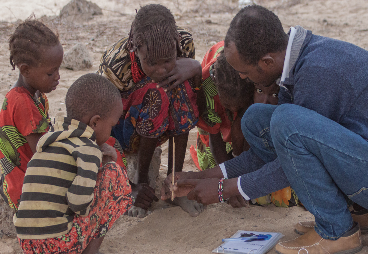 Ein Lehrer unterrichtet eine kleine Schülergruppe.