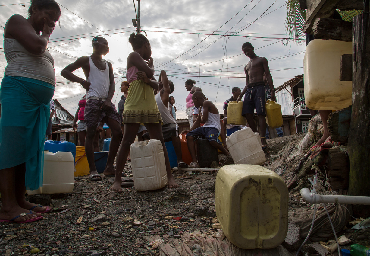 Die Menschen stehen stundenlang Schlange für Wasser, das nur ein- oder zweimal pro Woche in ihrem Wohngebiet angestellt wird.