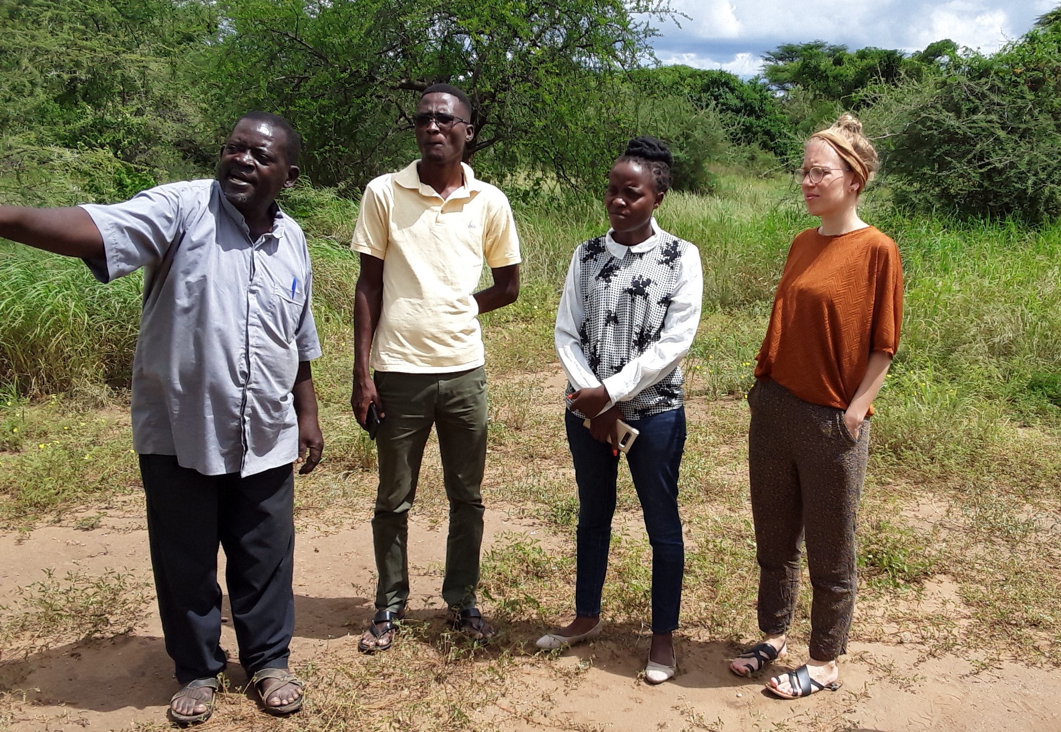 ‎Father Victor Mwekwasize (l.) erklärt dem Cross-Border Peace-Team der Diözese Lodwar – ‎Bernard Kiyong‘a, Jane Kendi und Sophia Zimmermann – die geplante Aufteilung des Landes ‎mit den einzelnen Komponenten des Friedensdorfes.‎