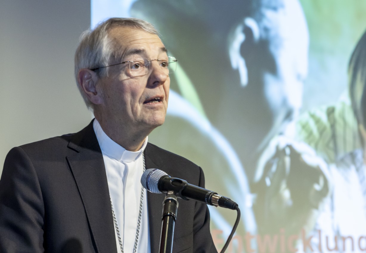 Erzbischof Dr. Ludwig Schick bei der Laudatio auf Maria Oberhofer zum AGIAMONDO ‎Engagement-Preis