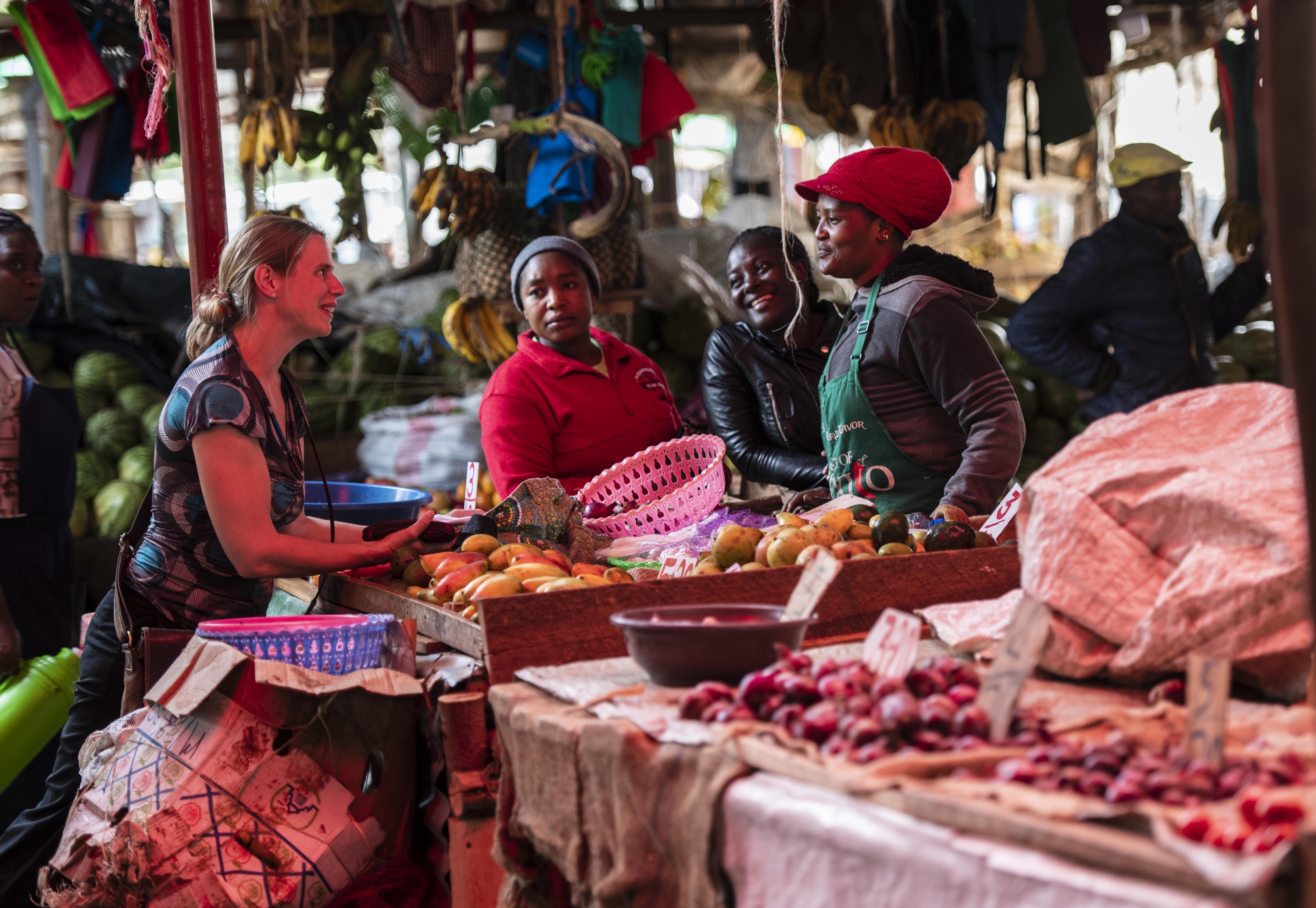 Iris Karanja im Gespräch mit Marktfrauen in Ngong. ‎